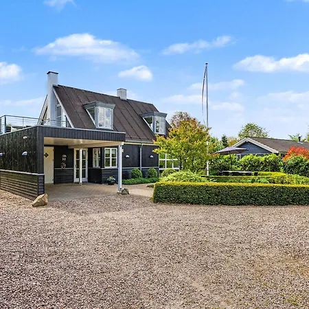 Gullan - 75m From The Sea By Interhome